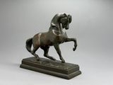 statue en bronze représentant un cheval, posée sur un socle en marbre, sur un fond gris