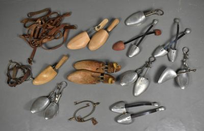 Lot d'EMBOCHOIRS, lanières en cuir et divers