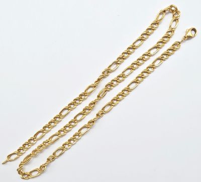 une paire de bracelets en chaîne en or sur fond blanc