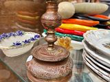 une étagère en verre sur laquelle sont posées des assiettes et des bols
