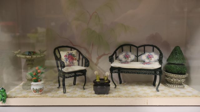 Diorama. Composition miniature, dans une vitrine en bois, vitre e...