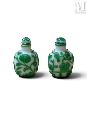 deux vases verts et blancs posés l'un à côté de l'autre