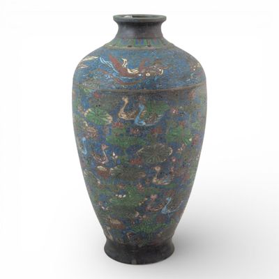 INDOCHINE Vase en bronze cloisonné et émaux polychromes à dé…