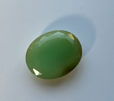 Cabochon facetté en serpentine vert nuancé, 23 mm x 29 mm, p…