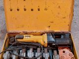 une mallette jaune posée par terre, contenant des outils