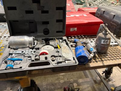 Un lot comprenant deux pistolets à air, une riveteuse et une…