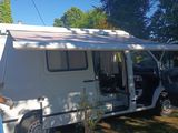 un homme qui se tient à côté d'un camping-car