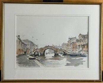 une photo d'une aquarelle représentant un pont au-dessus d'une rivière
