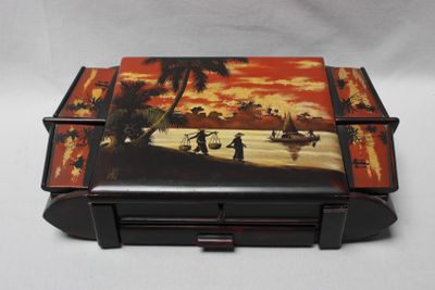 l'image d'une boîte en bois sur laquelle figure une peinture