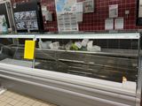 une photo d'un rayon traiteur réfrigéré dans un magasin