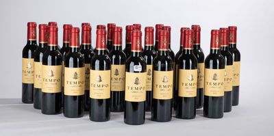six bouteilles de vin rouge alignées sur une table