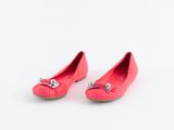 une paire de chaussures roses avec des nœuds sur le bout