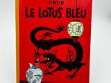 un livre rouge sur lequel figure un dragon noir
