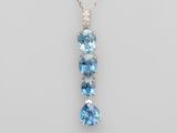 un pendentif en topaze bleue et diamants, monté sur une chaîne en argent