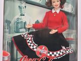 Poupée Barbie Coca-Cola dans sa boîte, avec un pull rouge et une jupe noire