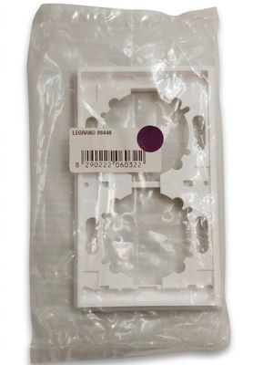un gros plan sur un paquet d'objets en plastique posé sur une surface blanche