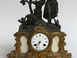 une horloge surmontée d'une statue