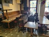 Il y a de nombreuses tables et chaises dans ce restaurant.