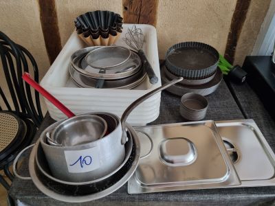 tout un tas de casseroles et de poêles posées sur une table
