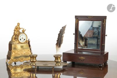 une photo d'un bureau avec un miroir et une horloge