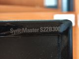 un gros plan d'un petit appareil noir posé sur une table