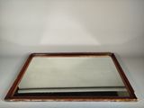 une photo d'un miroir posé sur une table en bois