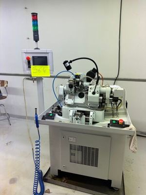 une machine posée sur une table dans une pièce
