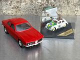 une petite voiture rouge et une petite voiture blanche posées sur une table