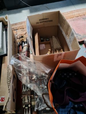 Des cartons contenant des objets divers sont posés sur une table dans une pièce
