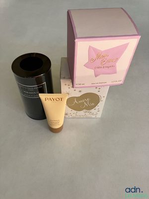 une image représentant un flacon de parfum à côté d'un tube de crème