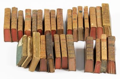 plusieurs vieux livres empilés sur une surface blanche