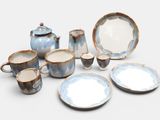 un ensemble d'assiettes et de tasses bleues et blanches posées sur une table