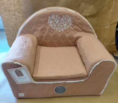 un panier pour chien posé sur une table