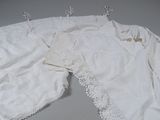 une photo d'un vêtement orné de dentelle