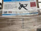 une caisse sur laquelle est posée une étiquette, posée sur une palette