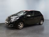 la petite voiture noire est garée dans une grande pièce