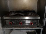 une photo d'un barbecue dans une cuisine équipée de nombreux brûleurs