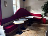 une pièce avec un canapé, des chaises, des tables et une plante en pot