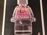 reproduction encadrée représentant un bonhomme Lego portant une chemise rose et une cravate rose