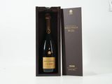 une boîte ouverte avec une bouteille de champagne à l'intérieur