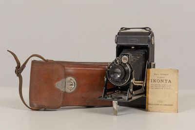 ZEISS IKONTA. Appareil photo à soufflet, dans étui avec manu…