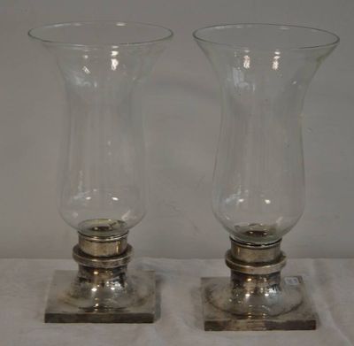 deux vases en verre posés sur une table