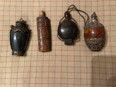 trois bouteilles et un briquet posés sur une table