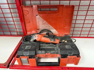 une boîte à outils rouge avec des outils sur une table