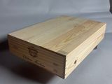 une boîte en bois posée sur une table