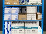 un chariot chargé de cartons dans un entrepôt