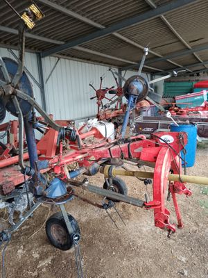 une image représentant un tracteur auquel est attelée une charrue à l'arrière