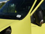 une camionnette jaune avec un autocollant sur le côté