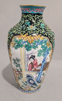 un vase sur lequel figure la photo d'une femme