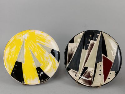 deux assiettes noires et blanches ornées de motifs jaunes et noirs